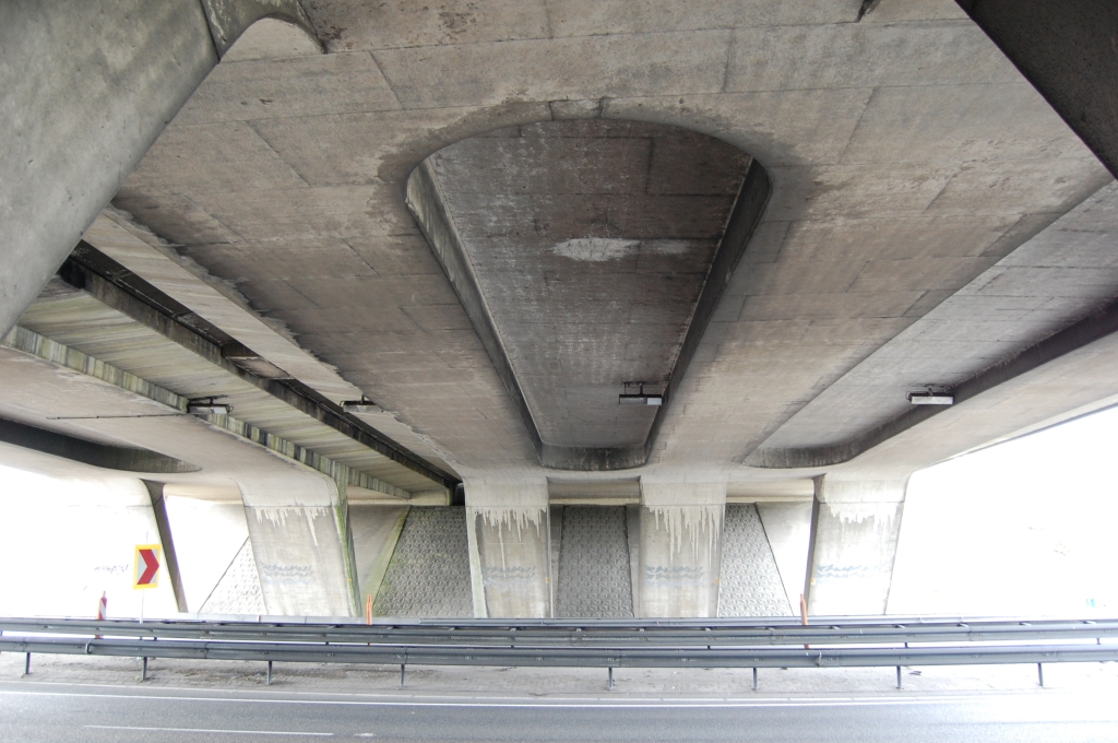 20081004-154856.jpg - Nog maar een oud kunstwerk. In het te slopen KW A in kp. Batadorp, bouwjaar 1974, ook het een en ander aan lekkages.