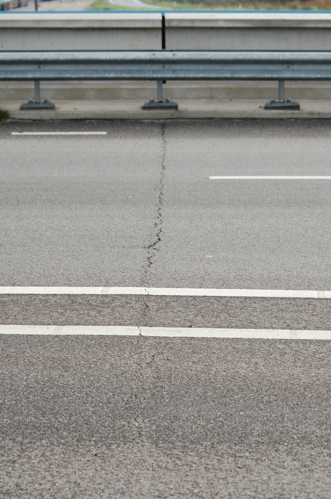 20081007-101536.jpg - In KW 27 (aansluiting high tech campus) is alleen de moot over de hoofdrijbanen voorzien van opleggingen en voegovergangen. De moten over de parallelbanen zijn integraal (star) uitgevoerd. Dat kan toch enige scheurvorming in het asfalt opleveren.