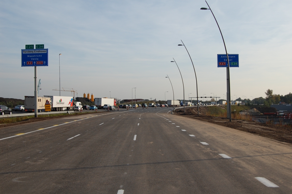 20081010-172315.jpg - Einde van de nieuwe parallelbaan in kp. de Hogt. Het zal pas verder kunnen gaan als KW 19 (de grote flyover) gereed is. Vooralsnog is het via oversteekasfalt terug de oude hoofdrijbaan op.