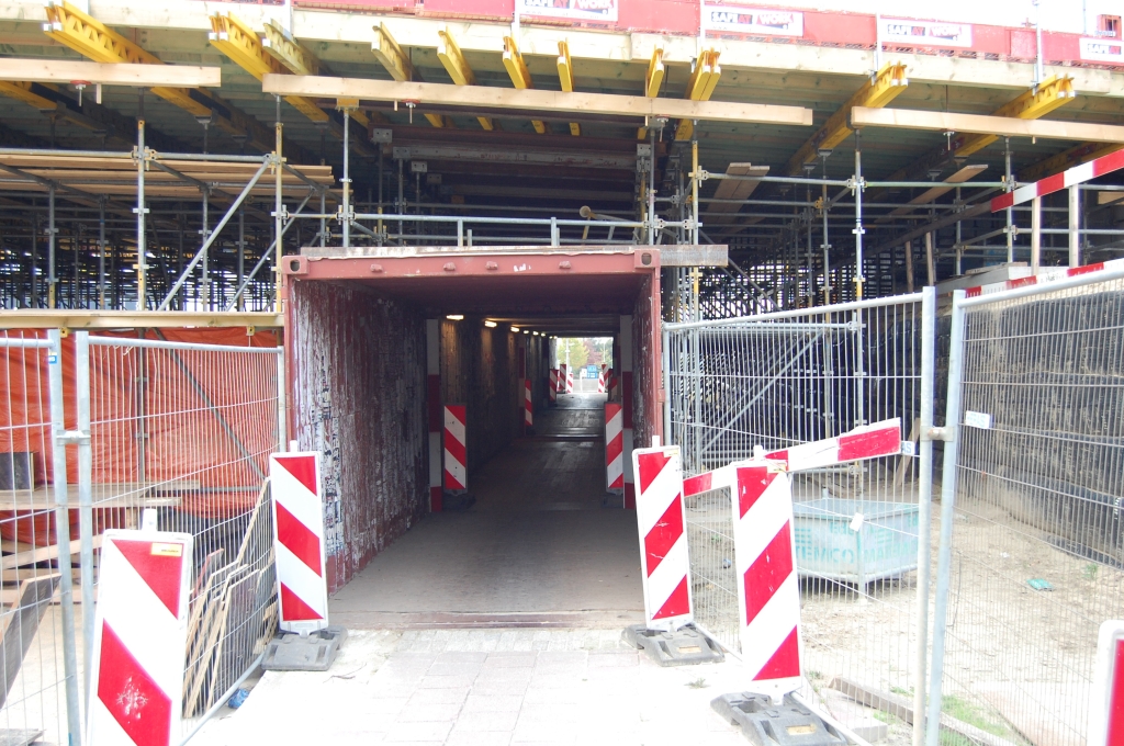 20081018-145832.jpg - De containerfietstunnel in KW 41 is zo ongeveer geintegreerd in het stempelbouwwerk voor de bekistingsondersteuning.  week 200827 