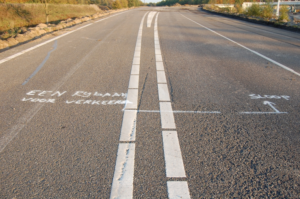 20081019-175117.jpg - En de volgende sloopinstructies staan al op het oude asfalt in het noordelijk talud.