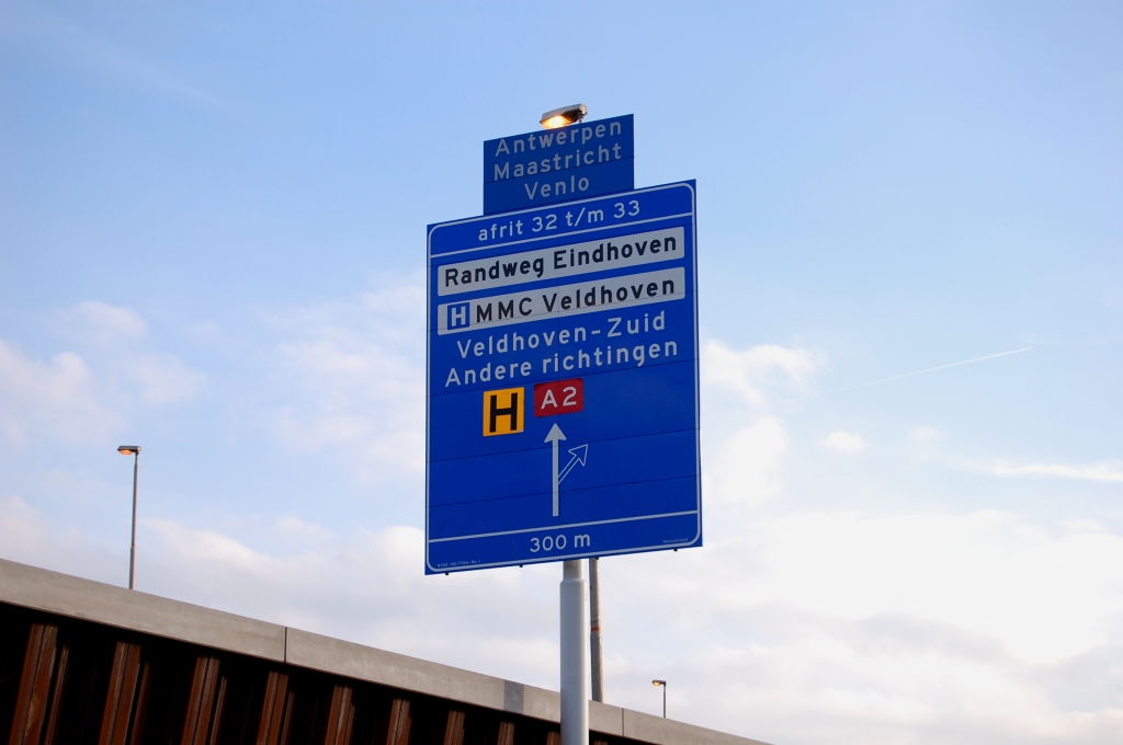 20081025-163934.jpg - In tegenstelling tot de andere nieuwe borden, waar werd volstaan met de tekst "Andere richtingen" en de nog komende afritnummers, wordt op dit rechtdoorbord ook aan vooraankondiging gedaan.