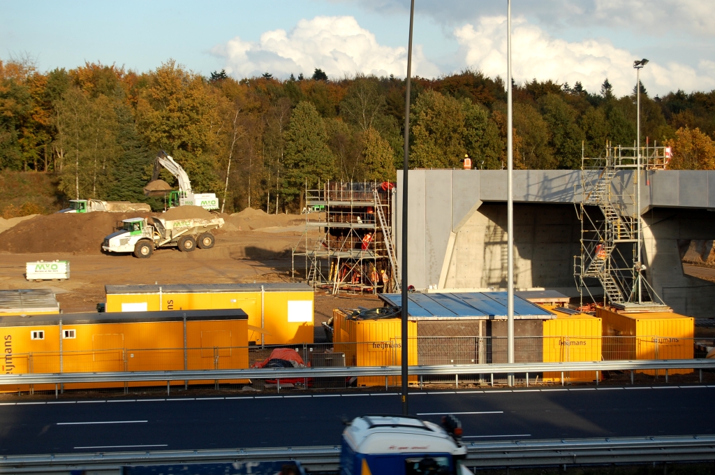 20081027-165759.jpg - ...er komt nog een staartje aan het landhoofd, dat nu kan worden gebouwd door de sloop van het oude viaduct of meer bepaald het zandlichaam ernaartoe.