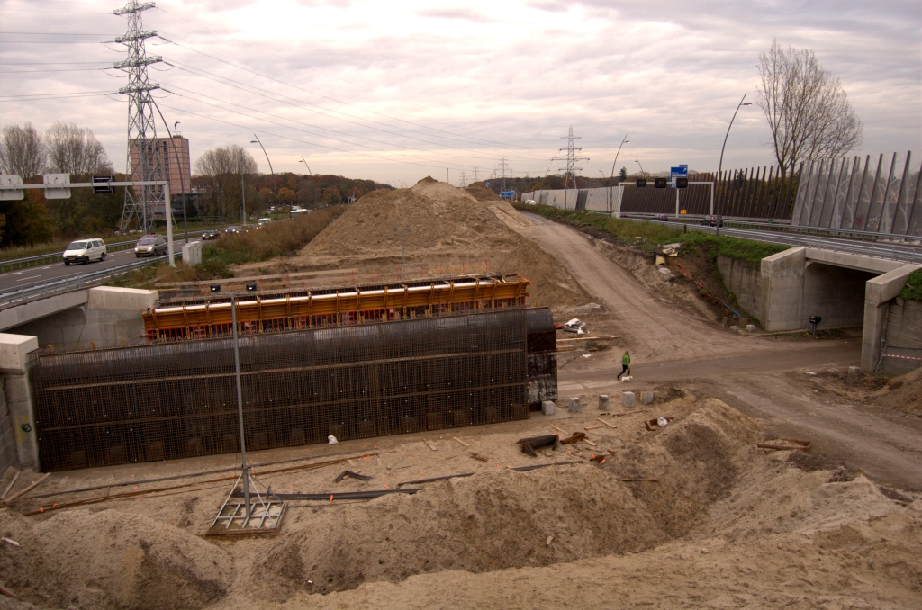 20081102-164924.jpg - KW 29 (Gestelsestraat). Zo te zien krijgen we hier wel lichtopeningen tussen parallelbanen en hoofdrijbanen, maar niet tussen de beide hoofdrijbanen.  week 200841 