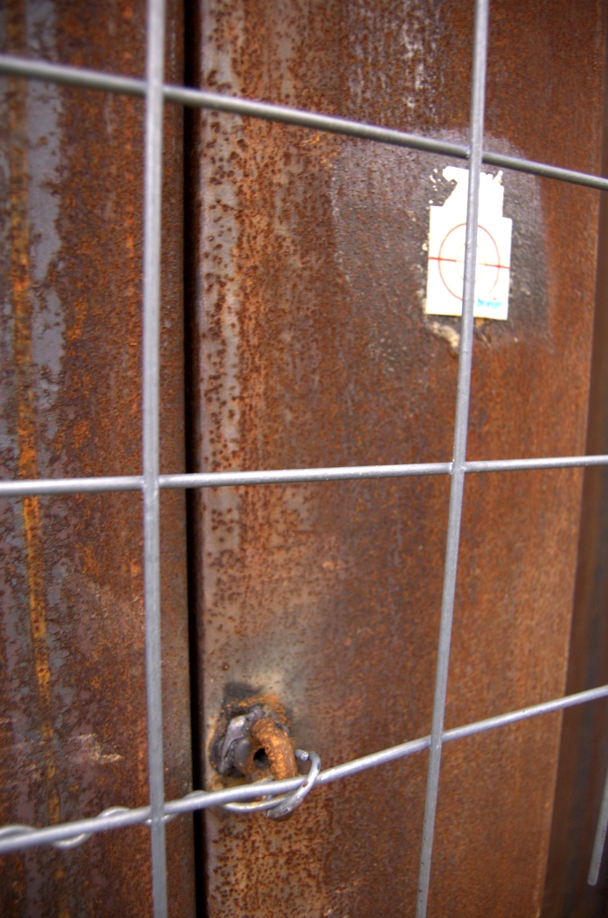 20081102-165721.jpg - ...waaraan een traliewerk wordt bevestigd...