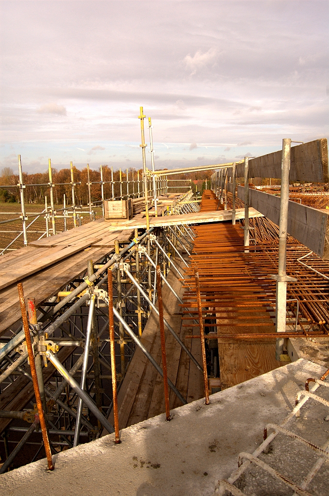 20081116-133358.jpg - Aan de tunnelmonden wapening voor het verankeren van de schuine beplating, die we overal zien bij vlechtwerktunnels.