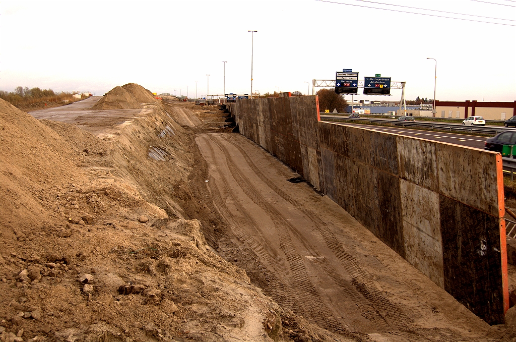 20081116-135904.jpg - Aankomst zandpakketconstructie bij KW 3. Het zal op hoogte moeten komen zodat er geweefd kan worden met het verkeer op de A50 (links).