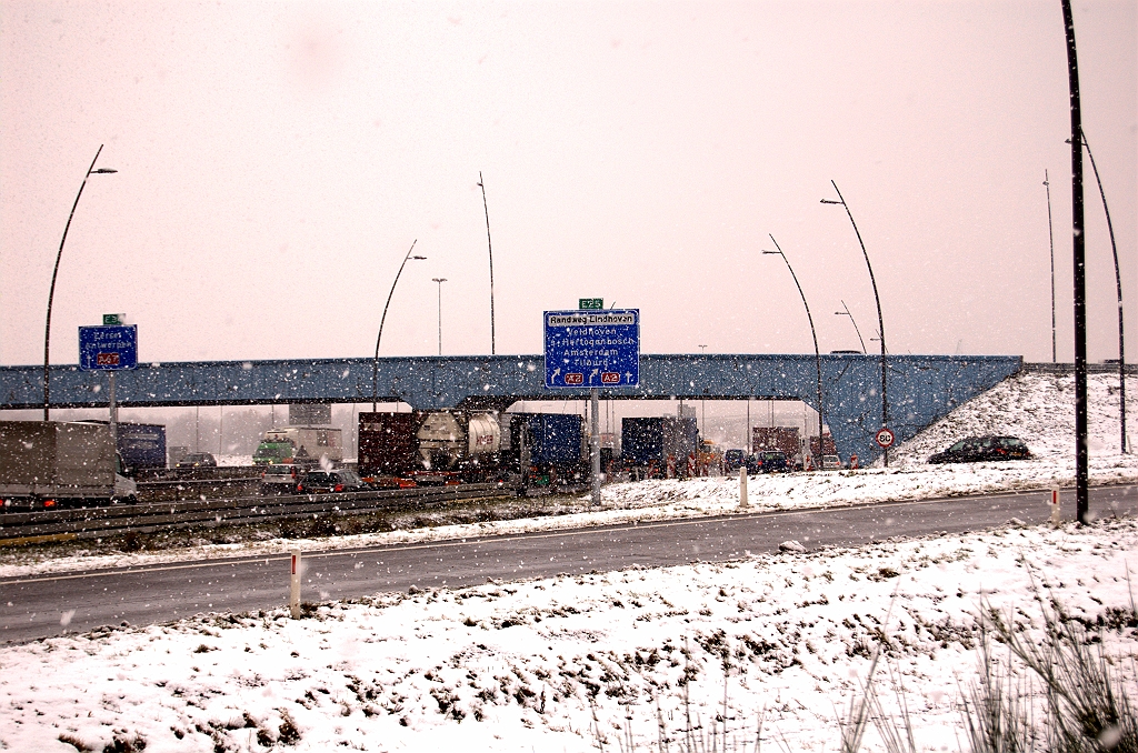 20081124-124652.jpg - In de aansluiting high tech campus is een afplaksticker nu volledig van het  bord rechts afgevallen, zodat een gedeelte van  het oorspronkelijk ontwerp  weer zichtbaar is geworden.  week 200846 