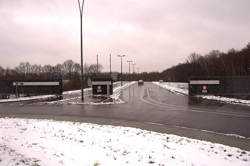 20081124-125720.jpg - Het private karakter van de aansluiting wordt versterkt door het ontbreken van komborden Eindhoven.