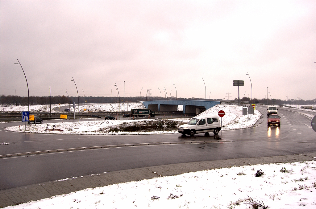 20081124-125757.jpg - De aansluiting high tech campus doet reeds meer dan een jaar dienst als keerlus voor verkeer vanuit de richting Antwerpen naar de richting 's Hertogenbosch. De voorrangssituatie op de rotonde is daartoe aangepast: het verkeer op de rotonde moet voorrang verlenen.