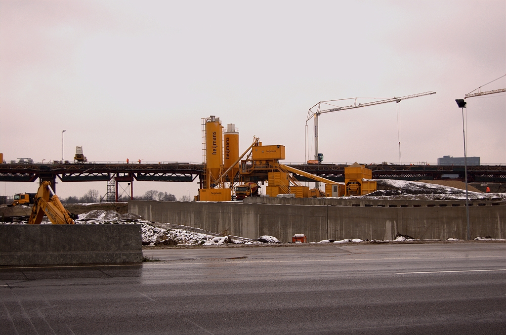 20081124-131515.jpg - Een glimp van KW 21 (die betonnnen muren met opleggingen). Daarachter de tijdelijke betoncentrale en KW 19.