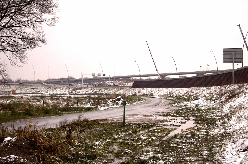 20081124-132002.jpg - Een populaire wandel- en hondenuitlaatroute loopt via de Binckhorst pal langs het knooppunt.