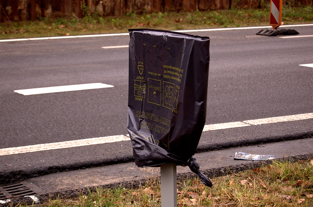 20081127-153530.jpg - Vuilniszakken worden in diverse diktes en kleuren verkocht. Dit is een uit dik zwart plastic vervaardigd model zonder enige doorschijnende kwaliteiten.