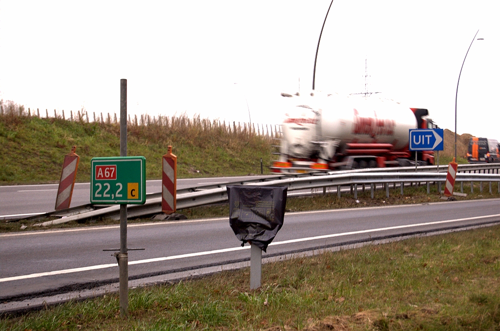 20081127-153642.jpg - Tot slot de "main event" van deze week. Een flink gedeelte van de randweg is voorzien van nieuwe hectometerbordjes, zoals hier in de aansluiting Waalre. Het ingepakte bordje staat gebroederlijk naast een bestaand model dat van de oude hoofdrijbaan werd geroofd.