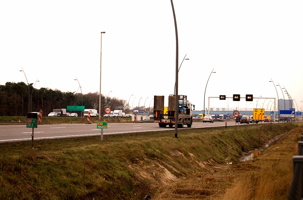 20081128-135331.jpg - Misschien waren de vuilniszakken op bij het plaatsen van dit paaltje bij de high tech campus.