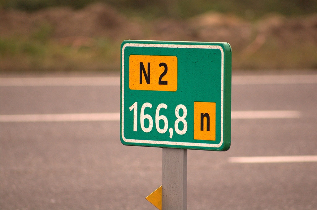 20081128-135542.jpg - De "n" toevoeging kennen we van rangeerbanen in knooppunten. Het betekent:  rangeerbaan van het laagste kruisende wegnummer, hectometrering aflopend .  Aan de overkant zou dan de toevoeging "m" op de bordjes komen. Deze systematiek verenigd de N2 onmiskenbaar met de A2. Met het ontwerpbeginsel dat de parallelbanen zoveel mogelijk wil onderscheiden van de hoofdrijbanen waren misschien de toevoegingen "Li" en "Re" beter op hun plaats geweest.