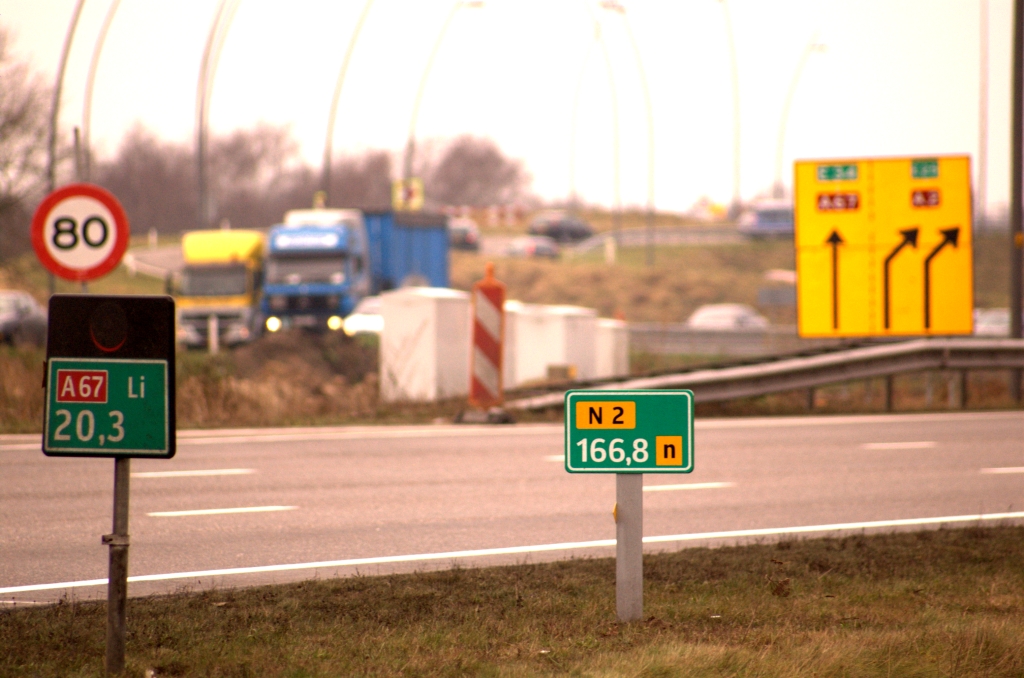 20081128-135652.jpg - Forse spatie tussen de "N" en de "2", in vergelijking met het bestaande A67 bordje.