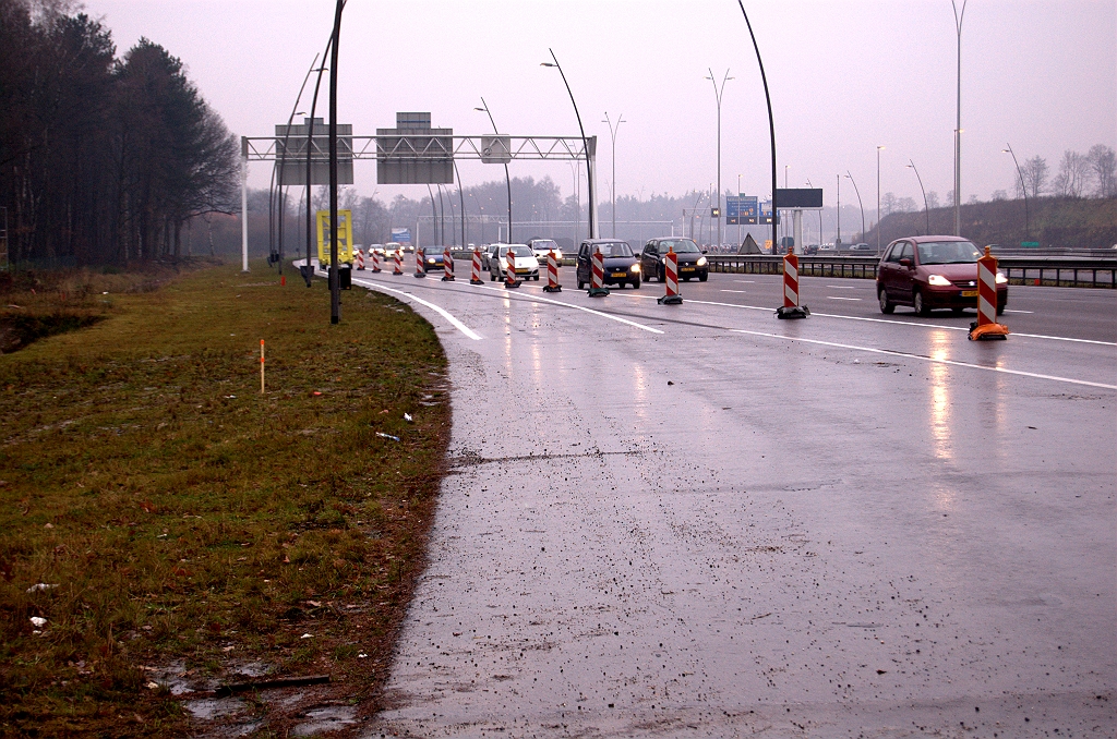 20081130-135445.jpg - Genoeg borden voorlopig. Terug naar de andere kant van de weg, waar de markering is gewijzigd zodat de nieuwe afrit Strijp zichtbaar wordt.