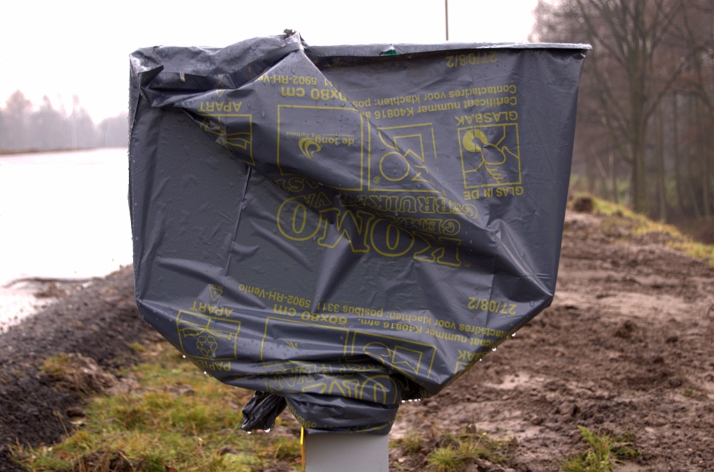 20081130-140307.jpg - Een dunnere soort plastic en lichter van kleur dan de zakken in de aansluiting Waalre. Met een zonnetje erop hadden we wellicht een glimp van de surprise kunnen onderscheiden.