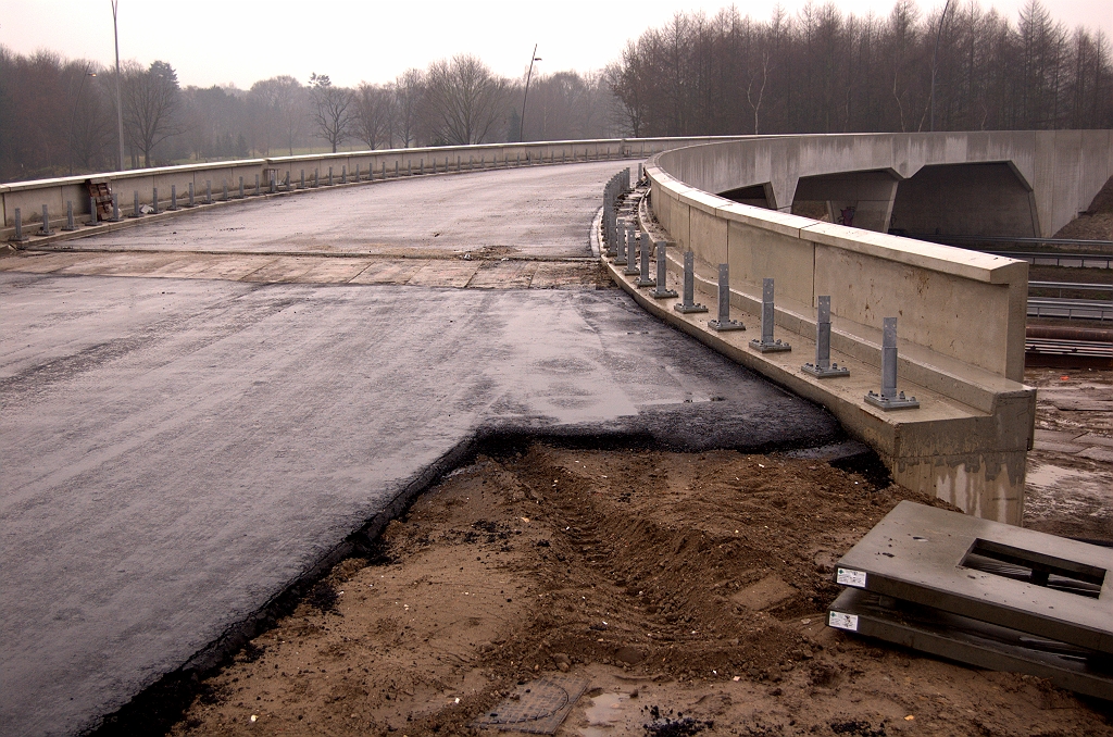 20081130-141217.jpg - "We'll be back" lijkt dit driehoekje asfalt te willen zeggen, aan de stadszijde van KW 10.  week 200847 