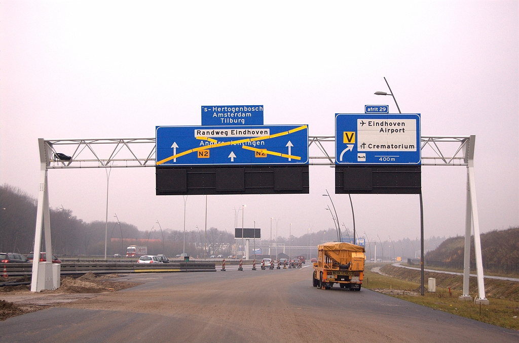 20081130-142235.jpg - In de andere richting ook een nieuw bord. In eerste instantie zal hier alleen een enkele rijstrook in gebruik worden genomen vanaf de toerit Strijp.