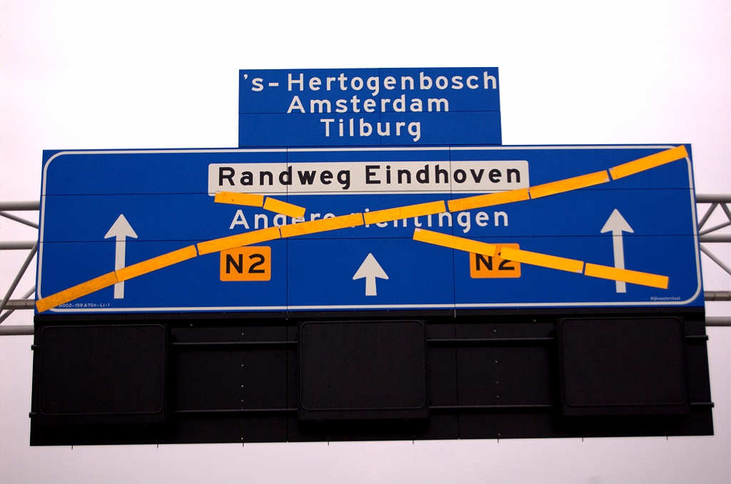 20081130-142340.jpg - Geen A2 afplakkers over de N2 wegnummerschildjes, maar wel tijdelijk de langeafstandsdoelen bijgeruiterd. Welke fasering heeft men hier in petto?
