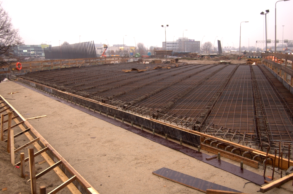 20081130-143848.jpg - Wapening voor de relatief dunne rijvloer in KW 12 (Beatrixkanaal). Ook al bekisting voor de stootplaten. Misschien stort men het geheel in 1 gang.  week 200847 