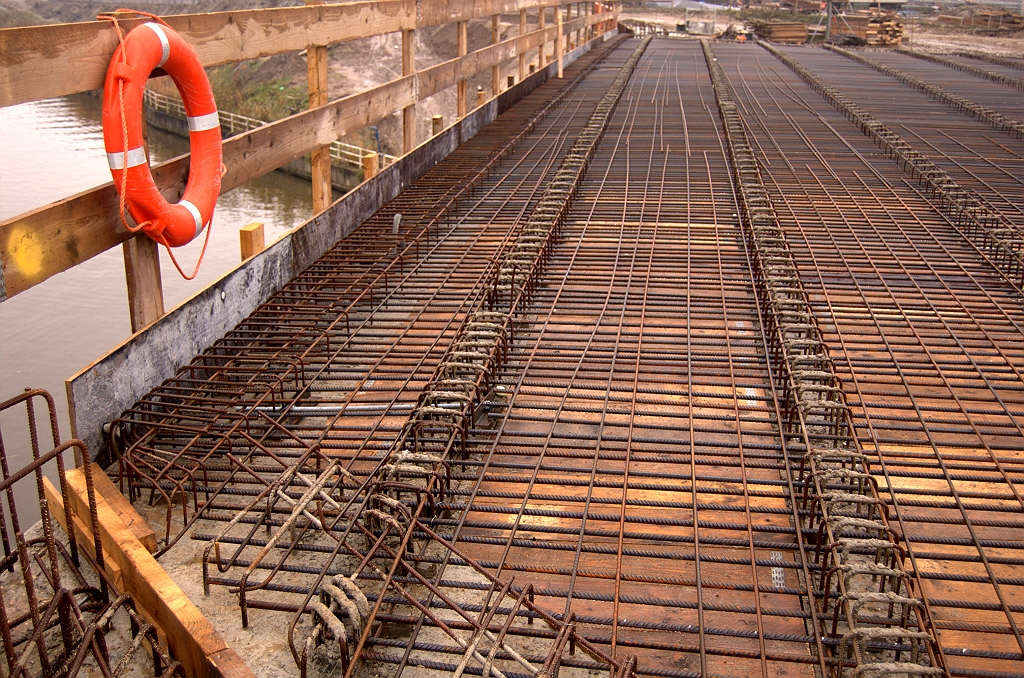 20081130-143956.jpg - Houten plankjes die de holle ruimtes in de liggers afdekken nog zichtbaar.  week 200847 