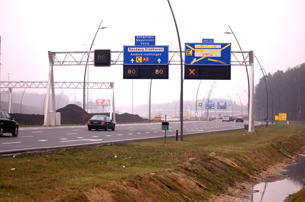 20081130-151541.jpg - 400 meter verderop het tweede nieuwe portaal. Afkruizing van rijstrook vier is duidelijk. Hier heeft men bij nachtelijke werkzaamheden de eerste uitvoegstrook Strijp aangelegd.