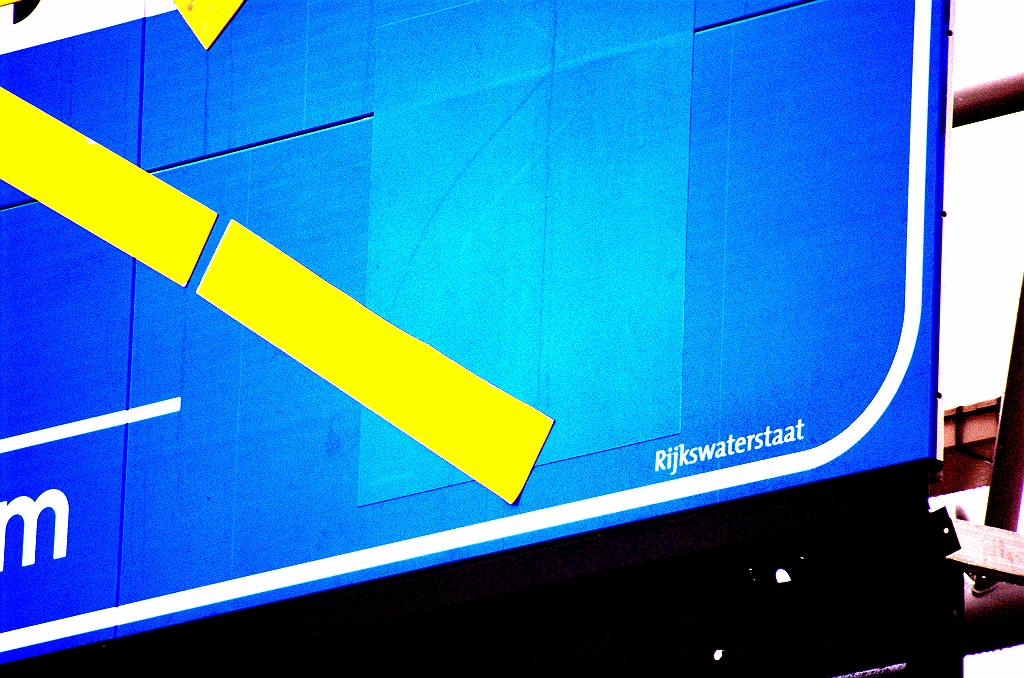 20081130-153156.jpg - Overdreven nabewerkte foto zodat de contouren zichtbaar worden van een tweede kromme pijl. Dat klopt, in de eindsituatie vallen er twee rijstroken af naar de Tilburgseweg in de richting Strijp/Centrum.