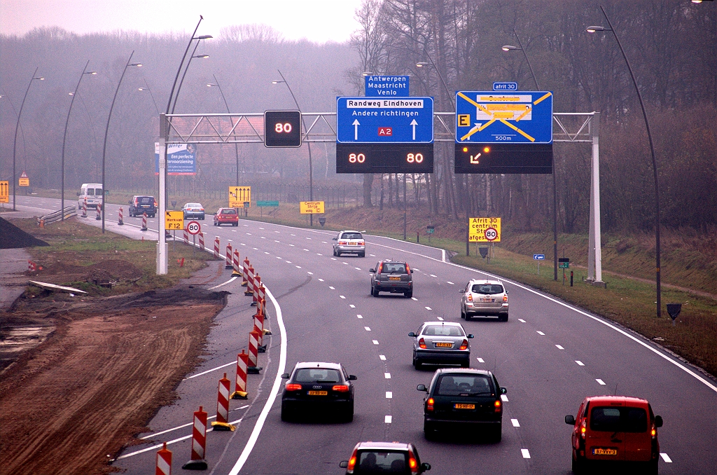 20081130-154246.jpg - Deze nieuwe portaalborden bijvoorbeeld. Tevens naderende afkruizing van de meest rechtse rijstrook.