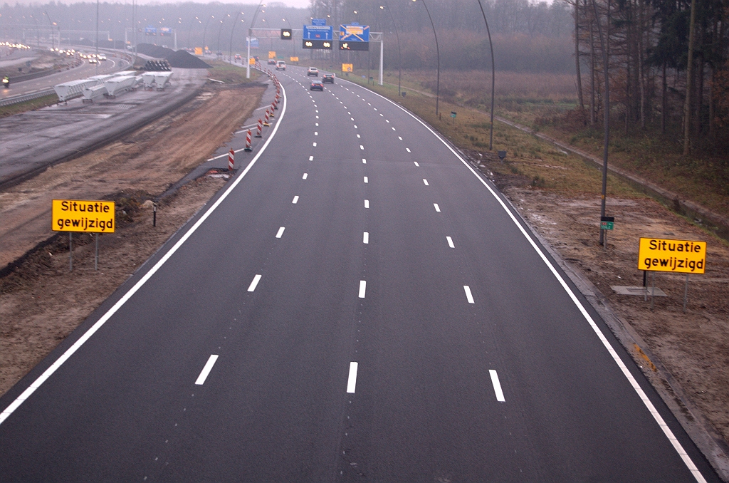 20081130-154753.jpg - Eens kijken wat de gele borden voor ons in petto hebben, hier op de parallelbaan tussen de aansluitingen Airport en Strijp.  week 200846 