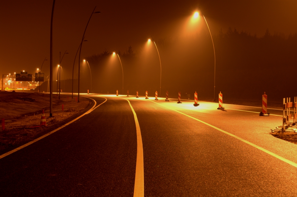 20081218-211732.jpg - Doorgetrokken asmarkering bij samenkomst met de toerit, en asverschuiving zodat het parallelbaanverkeer voorlopig uitkomt op de rijstroken 2 en 3.