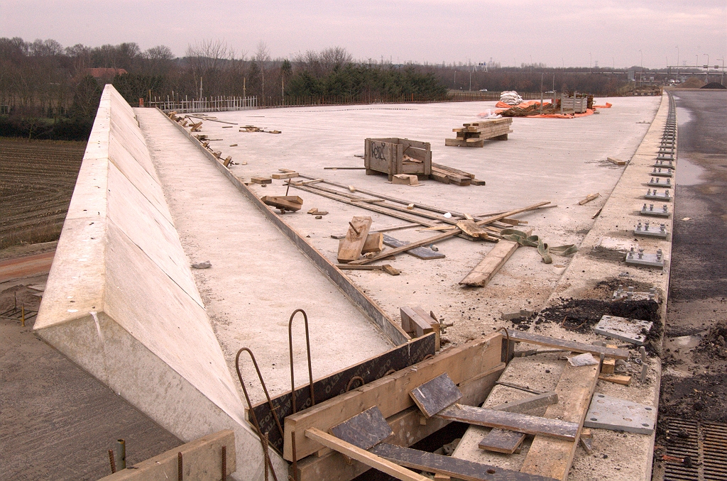 20081225-141710.jpg - Tunneldak boven de schuin onderdoorgaande A50 ook goeddeels afgewerkt.  week 200846 