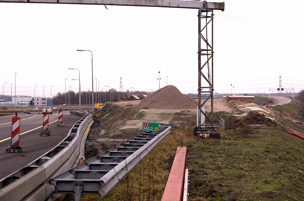 20081225-152705.jpg - Van de  actuele werkzaamheden pagina :  Tussen half februari tot begin maart vinden ter hoogte van knooppunt Ekkersweijer een groot aantal werkzaamheden plaats. In deze periode zijn er diverse afsluitingen en verkeersmaatregelen die hinder voor het verkeer zullen opleveren. Meer informatie volgt.  Misschien dat het A2 verkeer vanuit de richting 's Hertogenbosch dan wordt overgezet op deze nieuwe rijbaan door de vlechtwerken tussen de knooppunten Ekkersweijer en Batadorp. Maar dat heeft nadelen, zoals we verderop zullen zien.