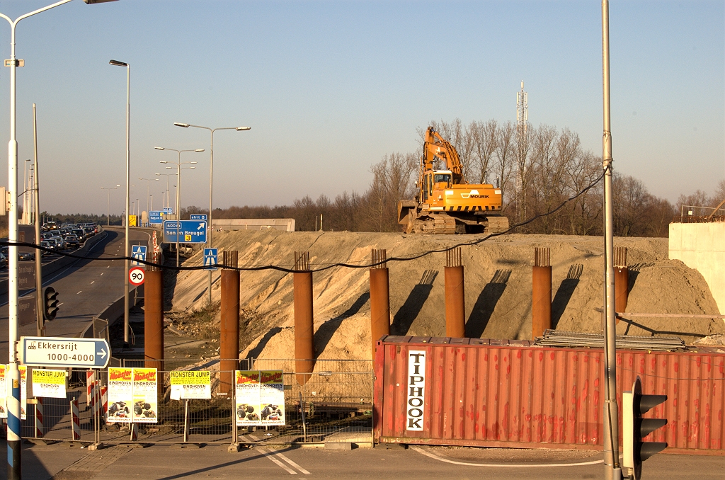 20081226-142006.jpg - Er bevindt zich genoeg ruimte tussen de huidige A50 fasering en het nieuwe zandlichaam voor de oostelijke rijbaan, zodat er geen tijdrovende constructies met zandpaketten of damwanden nodig zijn.