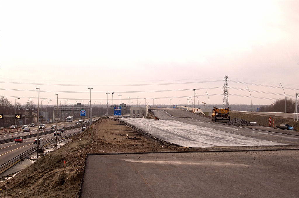20090124-143356.jpg - Asfalt al wel op de volledige breedte van KW 1, maar daarna ontbreekt nog de linkerrijstrook van de nieuwe A2 hoofdrijbaan. Daar is nog geen plek voor.  week 200852 
