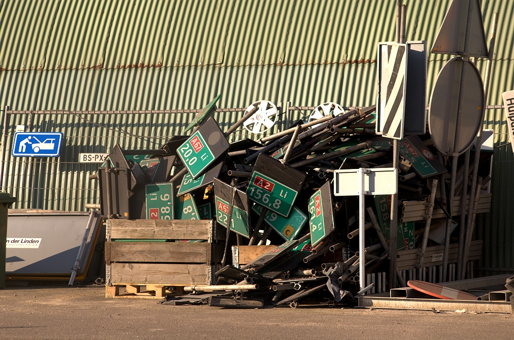 20090131-144216.jpg - Afgevoerde oude hectometerbordjes, gereed voor recycling.