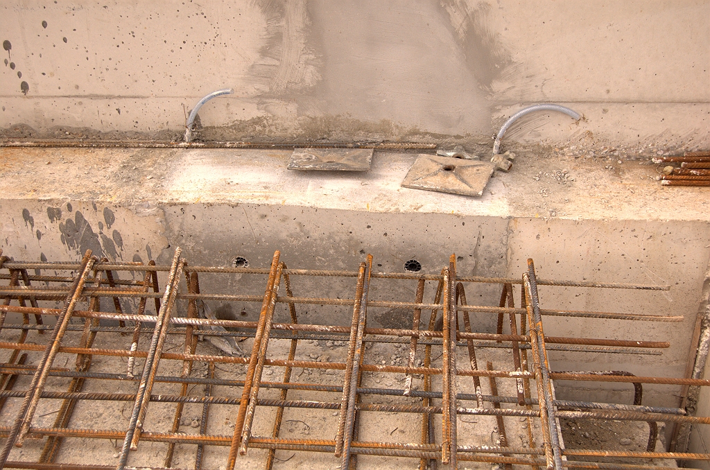 20090208-135147.jpg - Volgestort kijkgat aan de binnenzijde. We zullen er wel nooit achterkomen waarom die gaten er gezeten hebben.