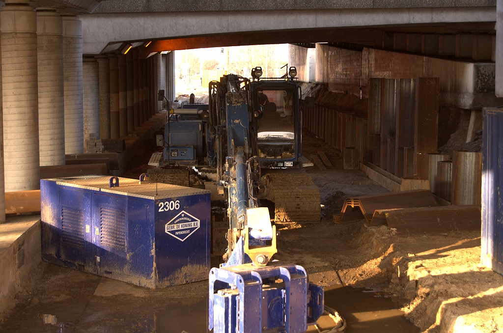 20090214-092433.jpg - Met de vrije rechtsaffer is alle ruimte onder het kunstwerk, dat in zijn oorspronkelijke vorm in 1968 werd gebouwd, nu wel zo'n beetje opgebruikt.