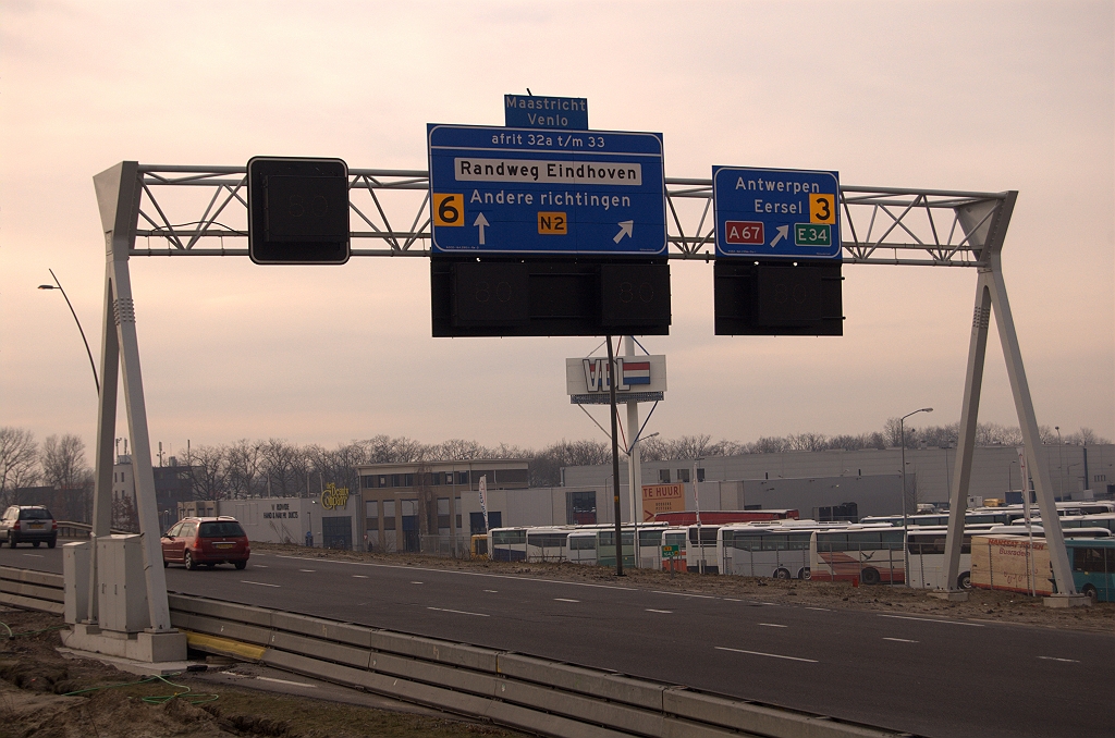 20090215-110334.jpg - Blijft lastig, die loslatende afplakkers.  week 200905 