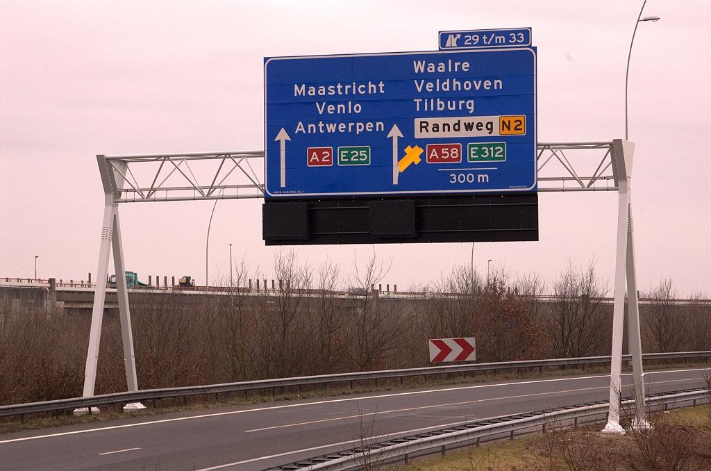 20090221-140413.jpg - Halverwege de verbindingsboog een nieuw portaalbord. In de eindsituatie krijgen we dus 300 meter van te voren de waarschuwing dat de cruciale keuze tussen hoofd- en parallelrijbanen gemaakt moet worden. In de huidige situatie heeft het bord geen nut, er valt nog niets te kiezen. In de aanstaande fasering tussen kp. Ekkersweijer en kp. Batadorp heeft het ook geen nut, omdat de nieuwe hoofdrijbaan er nog niet is en al het verkeer over de parallelbaan wordt geleid.