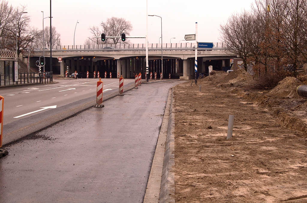 20090222-135635.jpg - De linker rijstrook komt vanuit die bocht terecht op de bestaande rijbaan van de Noord-Brabantlaan. De rechter gaat over in de nieuwe vrijliggende rechtsafbaan naar de toerit in de richting Maastricht.  week 200907 