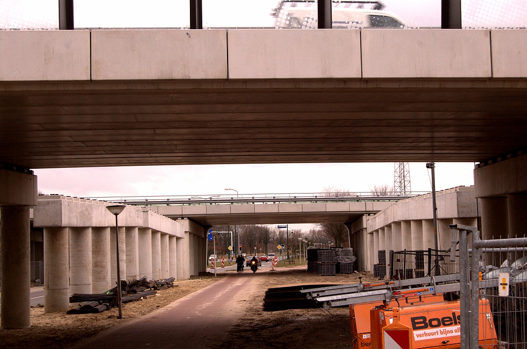 20090309-165239.jpg - Laatste uren voor de duisternis zal invallen onder KW 28 met de nieuwe overspanningen in de hoofdrijbanen.