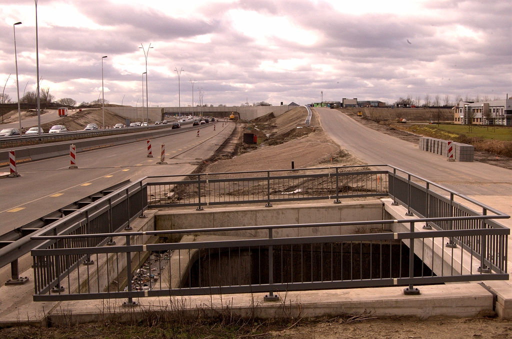 20090315-143557.jpg - Oversteekje van puinfundering tussen de vacante A50/A58 faseringsrijbaan en de afrit Ekkersrijt vanuit de richting Nijmegen. Misschien dat het afslaande verkeer daar tijdelijk overheen wordt geleid.