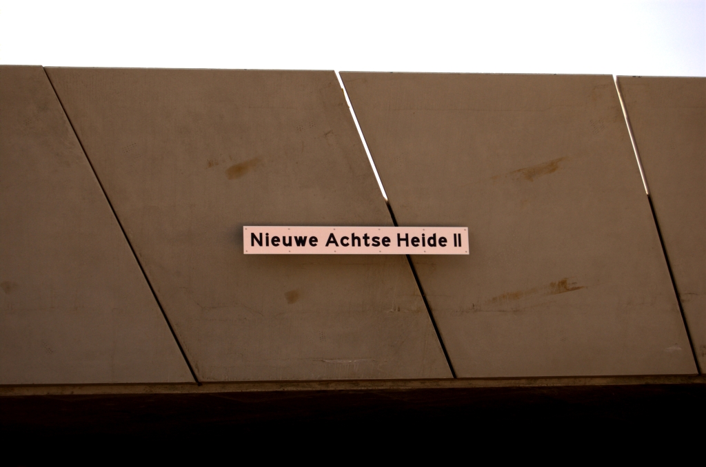 20090411-163823.jpg - De  gemeentelijke publicatie  met de kunstwerknamen noemt de Nieuwe Achtse Heide een "Naam buurtgemeenschap ten oosten van KW". Inderdaad staat er een boerderij pal aan de oostzijde van het kunstwerk. Het is ook een straatnaam, maar dan aan de westzijde van de randweg.