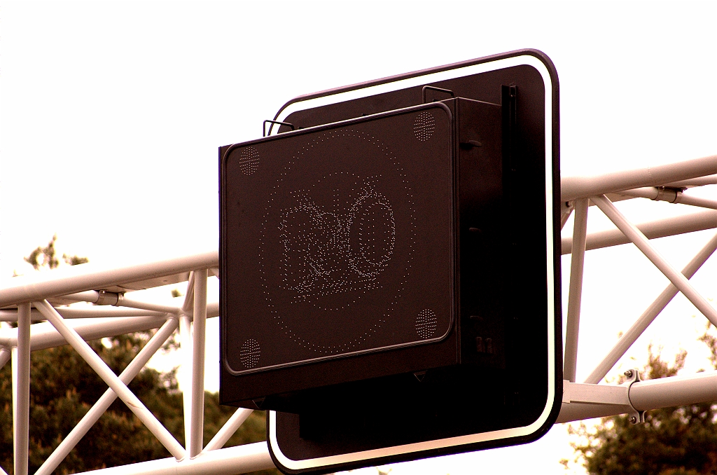 20090425-172036.jpg - ...dat dan ook het volledige arsenaal aan tekens in huis heeft.