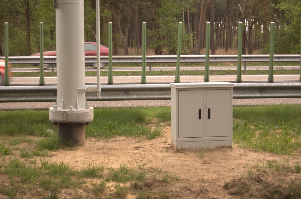 20090425-174546.jpg - Meer omgewoelde grond in de berm, maar niet voor een portaalfundering.