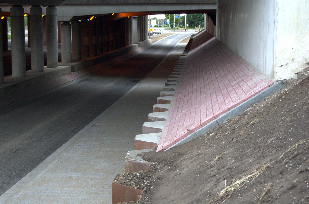 20090517-163229.bmp - De rode klinkers op de taludjes vinden we nergens anders in de kunstwerken, in overeenstemming met de afwijkende bestaande bouwstijl. De damwanden leggen toch weer een verband met de nieuwe stijl, zeker omdat ze onbehandeld worden gelaten. Onder het kunstwerk zijn ze met cement afgevuld.  week 200915 