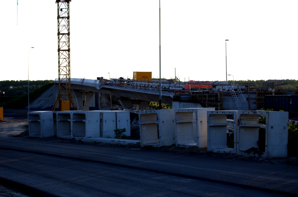 20090521-204910.bmp - Bij KW 4C liggen wat duikerelementen klaar voor het riviertje Ekkersrijt, dat in de oude situatie via een veredelde rioolpijp onder de verbindingsweg Maastricht-Amsterdam in kp. Batadorp werd geleid.